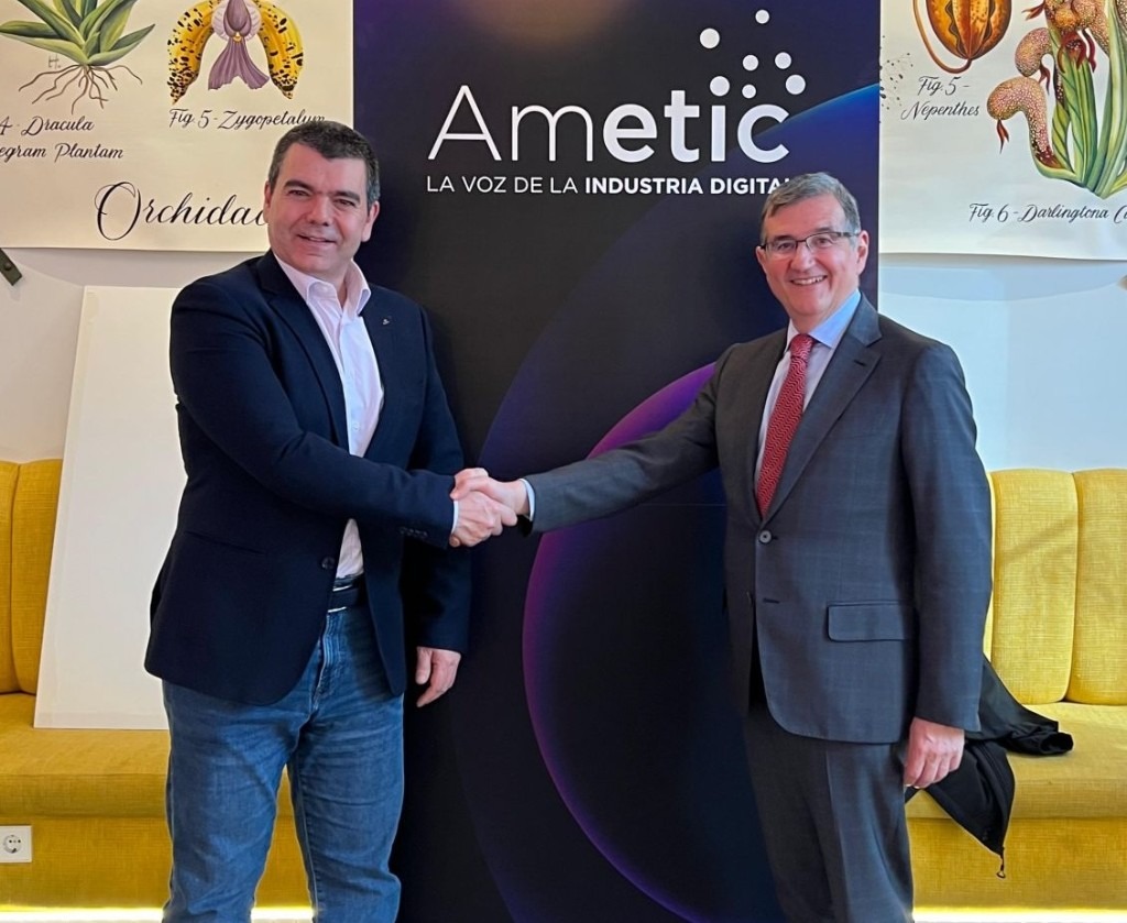 FENITEL se incorpora a la Junta Directiva de Ametic — Juan Carlos Torralba (FENITEL) saluda al presidente de Ametic frente al photocall institucional