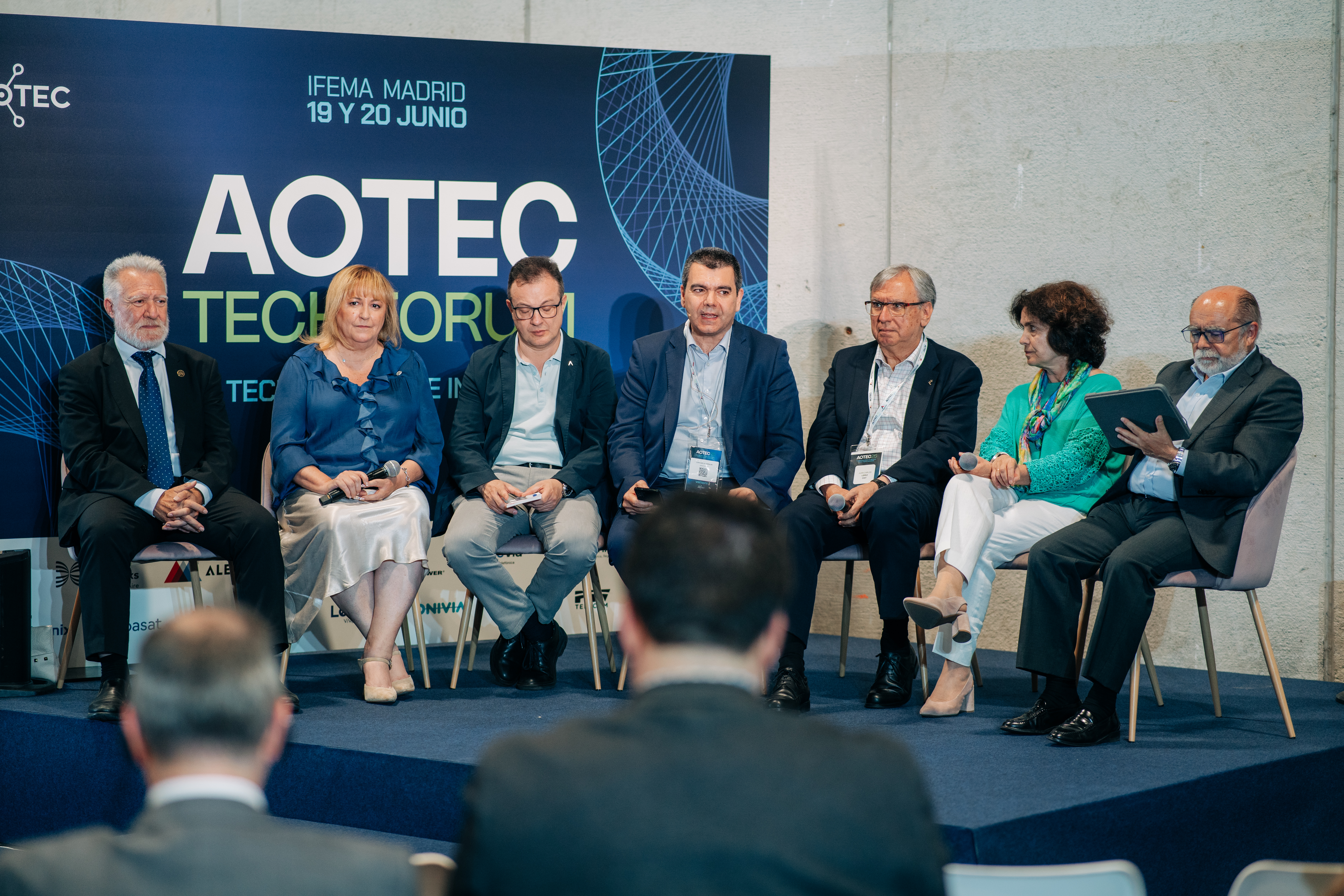 Mesa redonda AOTEC 2025 con representantes del sector en IFEMA Madrid