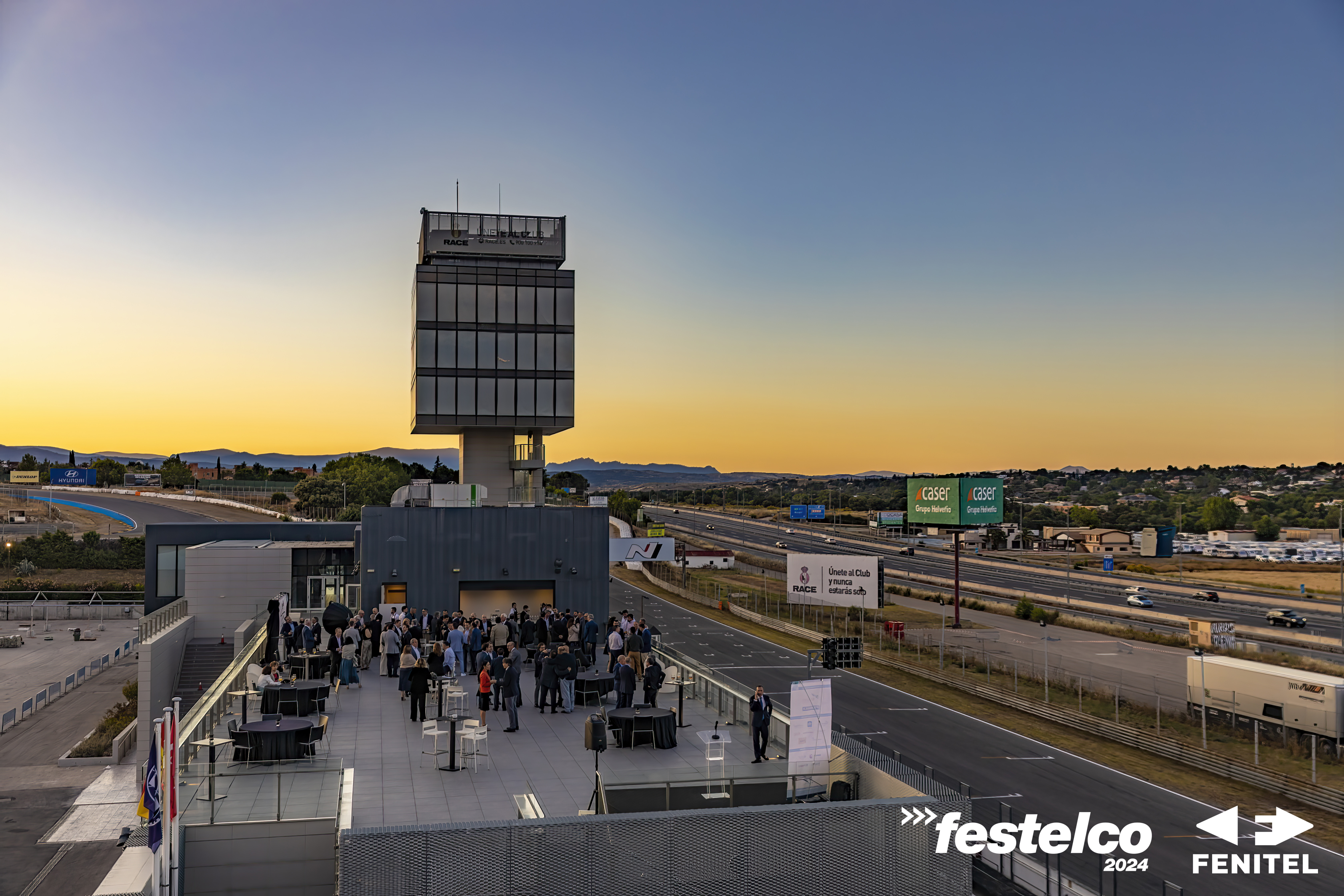 Vista exterior de un encuentro FESTELCO al atardecer
