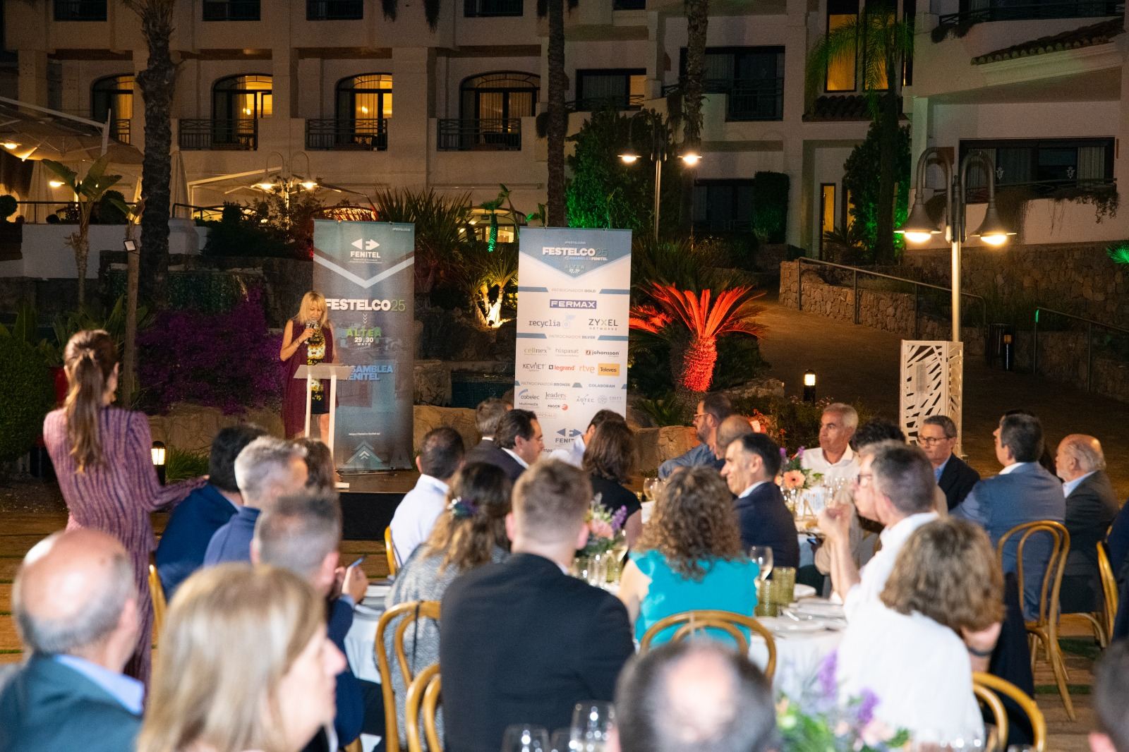 FesTELCO — encuentro profesional del sector al atardecer