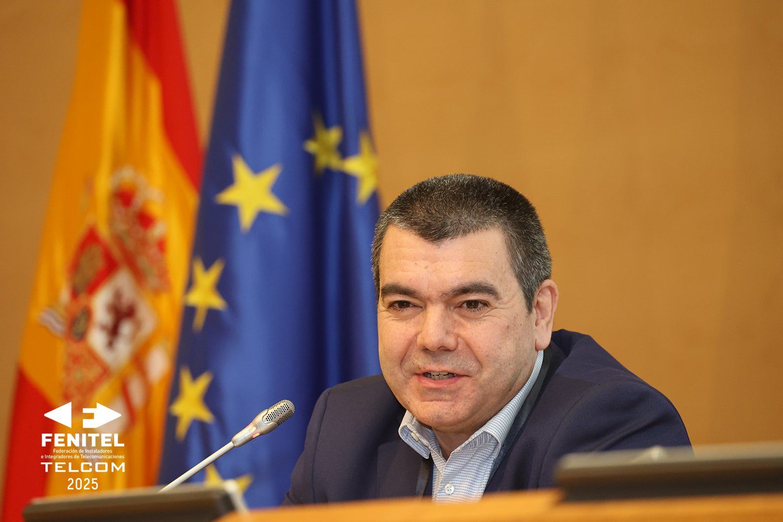 TELCOM 2025 — intervención institucional con banderas de España y la UE