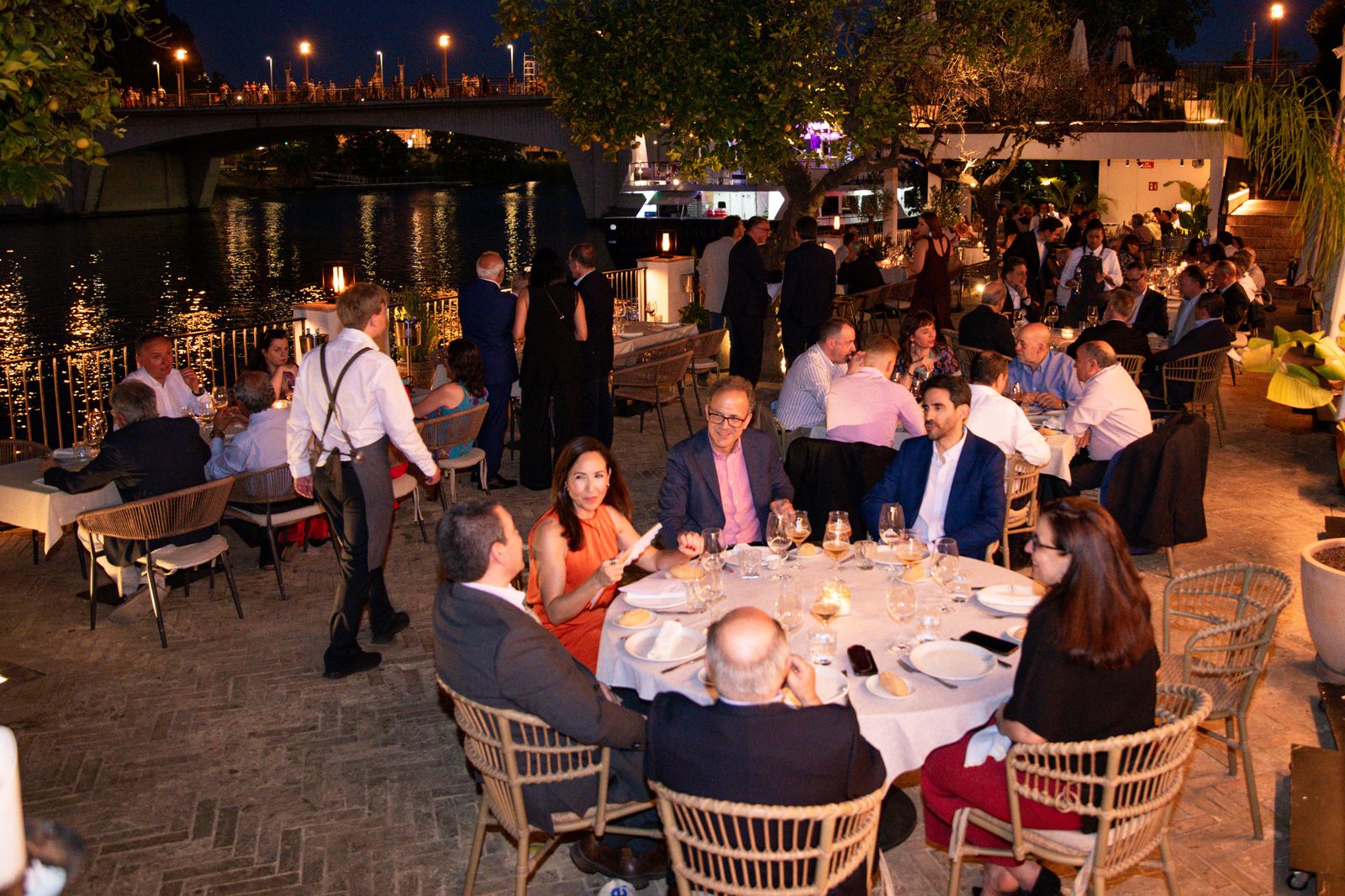 Cena institucional de FESTELCO 2026 junto al río en Sevilla