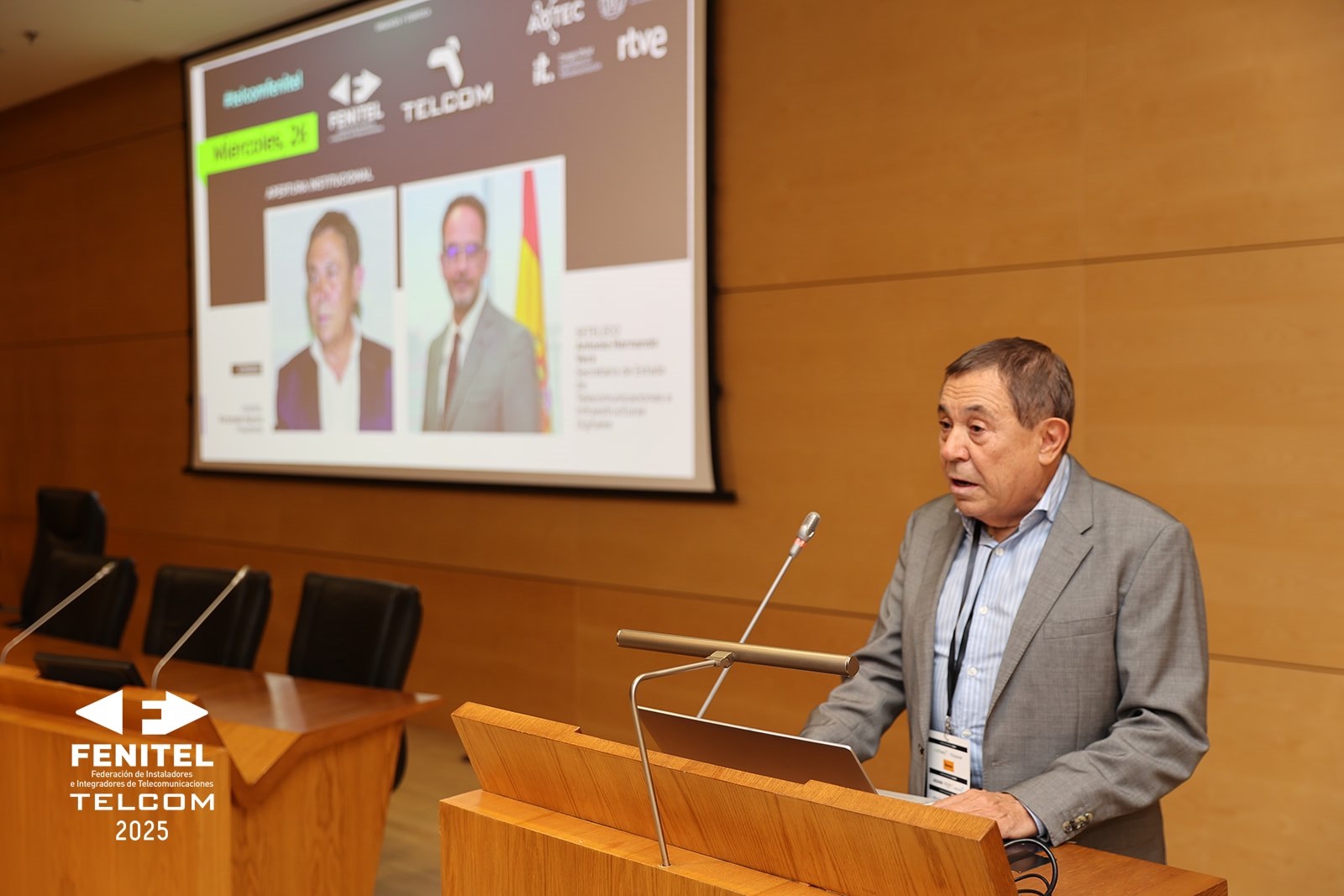 Intervención desde el atril durante TELCOM 2025